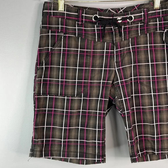 THE NORTH FACE Plaid Bermuda Style Shorts Black Pink Hike Gorpcore Granola 14 - Picture 3 of 12